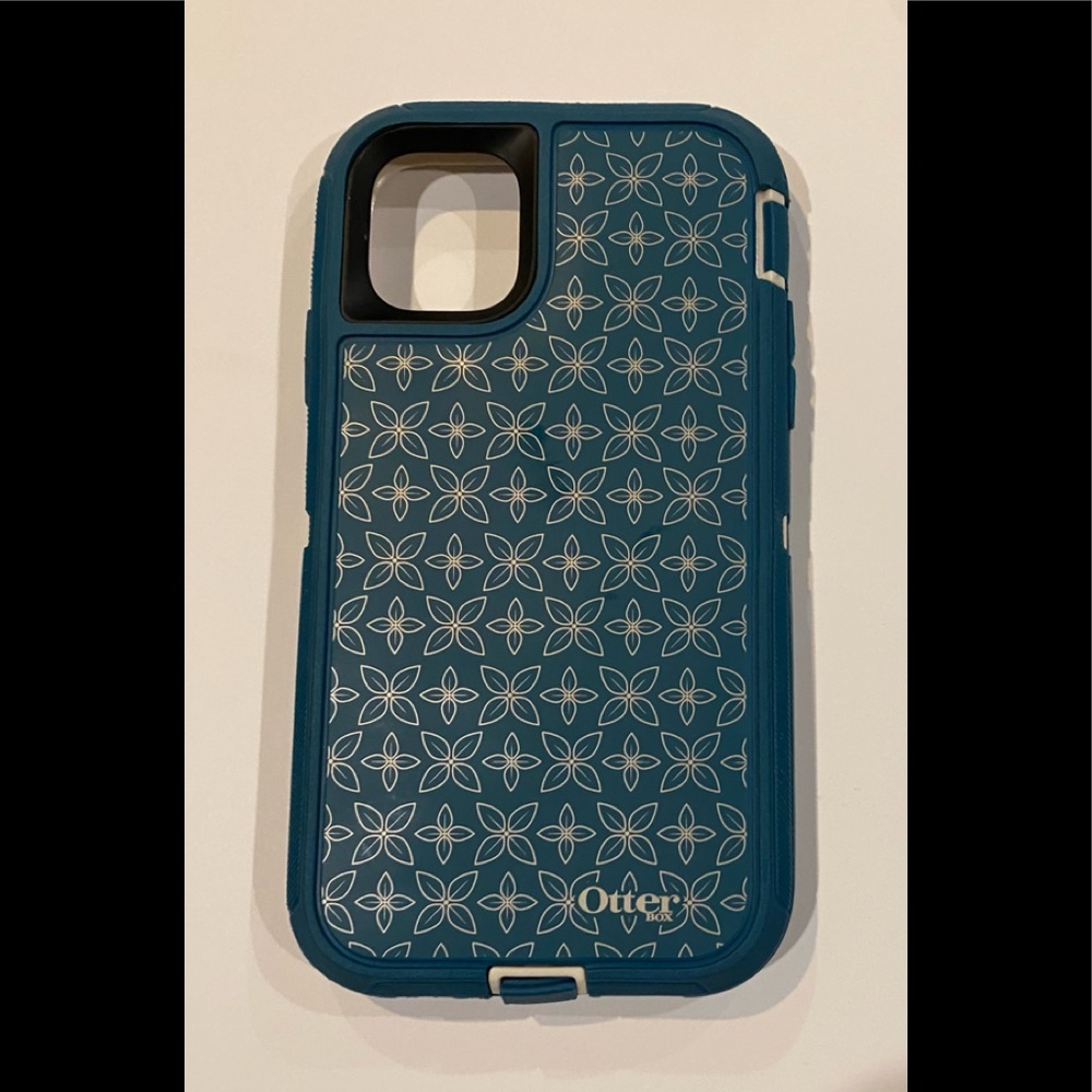 OtterBox Defender Screenless Series Apple iPhone 11 case.